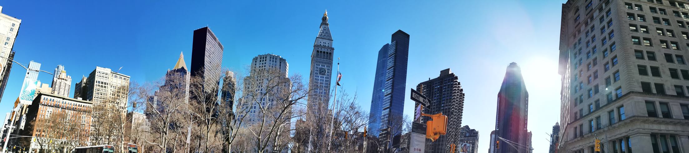 Hochhäuser vor blauem Himmel in New York City