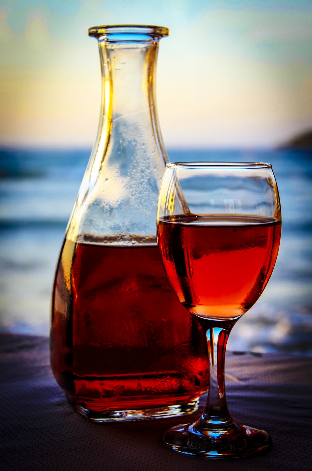 griechischer Wein im Sonnenuntergang am Meer auf Kreta