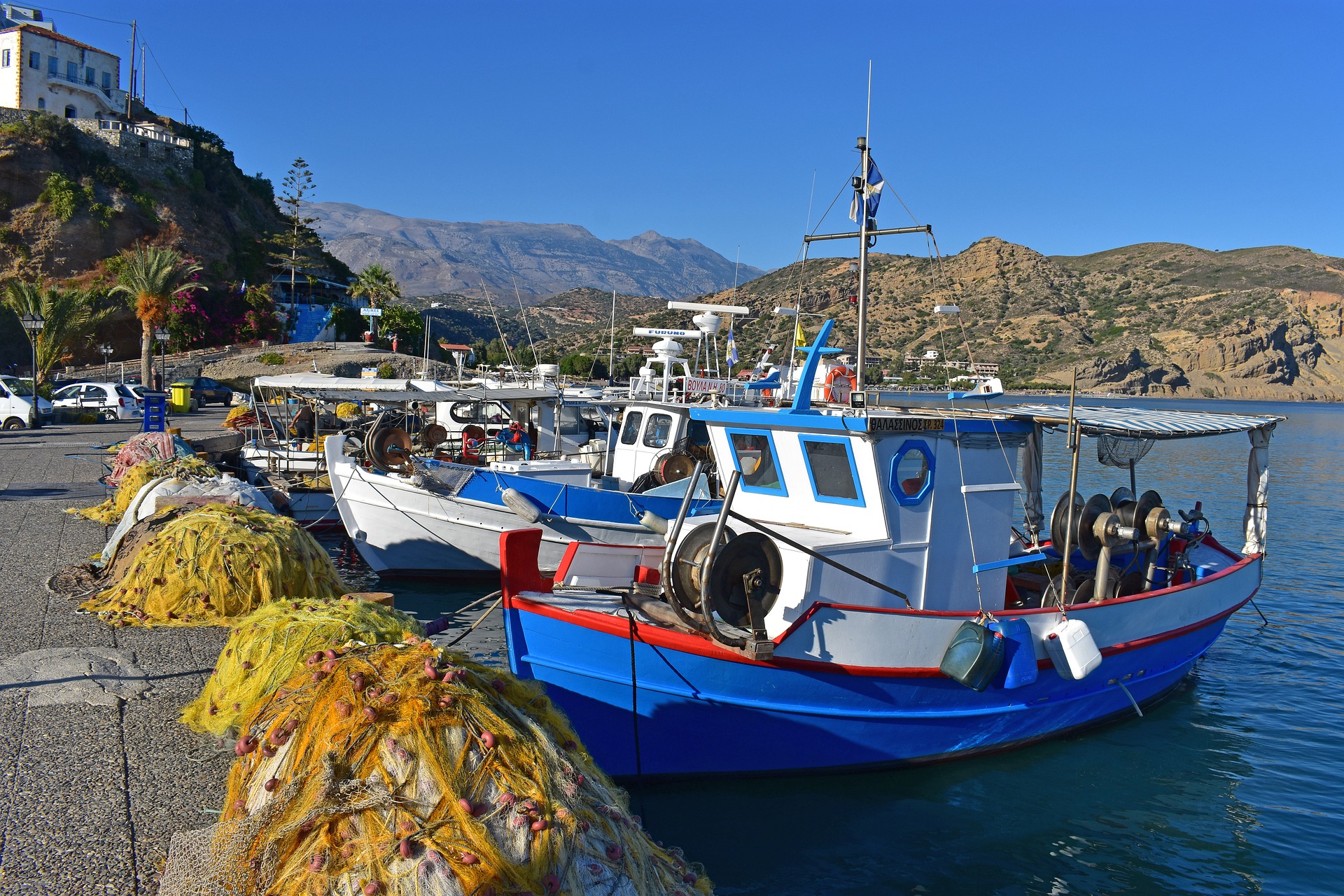 bunte Fischerboote im Hafen von Agia Galini auf der griechischen Inseln Kreta