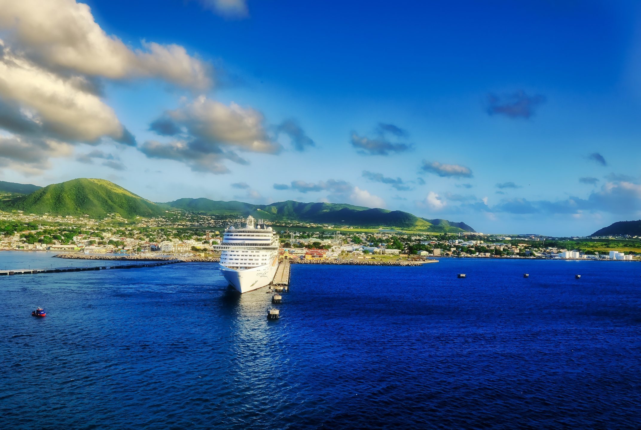 wundervolle Aussicht auf ein Schiff im Hafen von St.Kitts Basseterre
