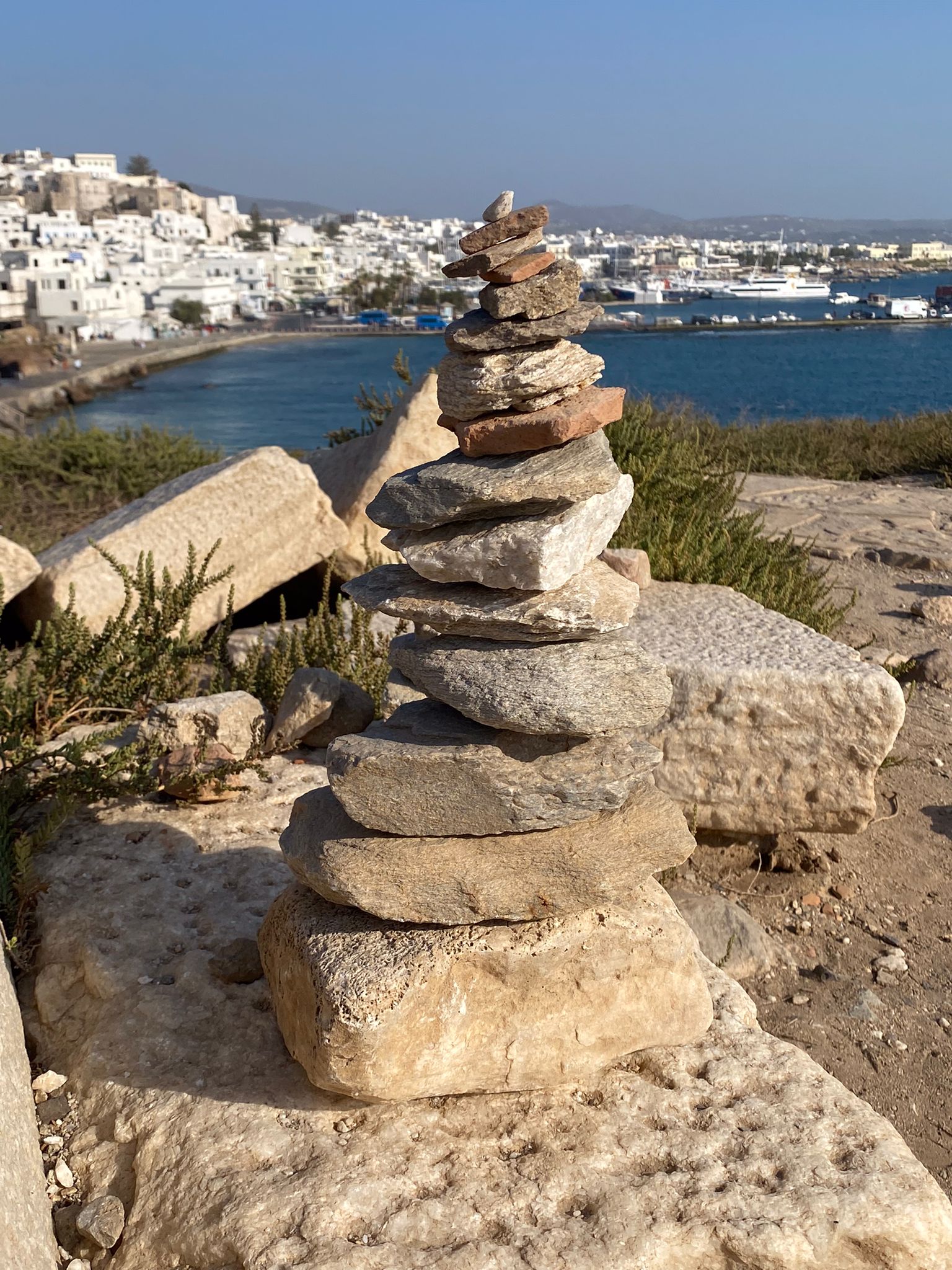 Steinturm mit Aussicht auf die Küste von Naxos Stadt