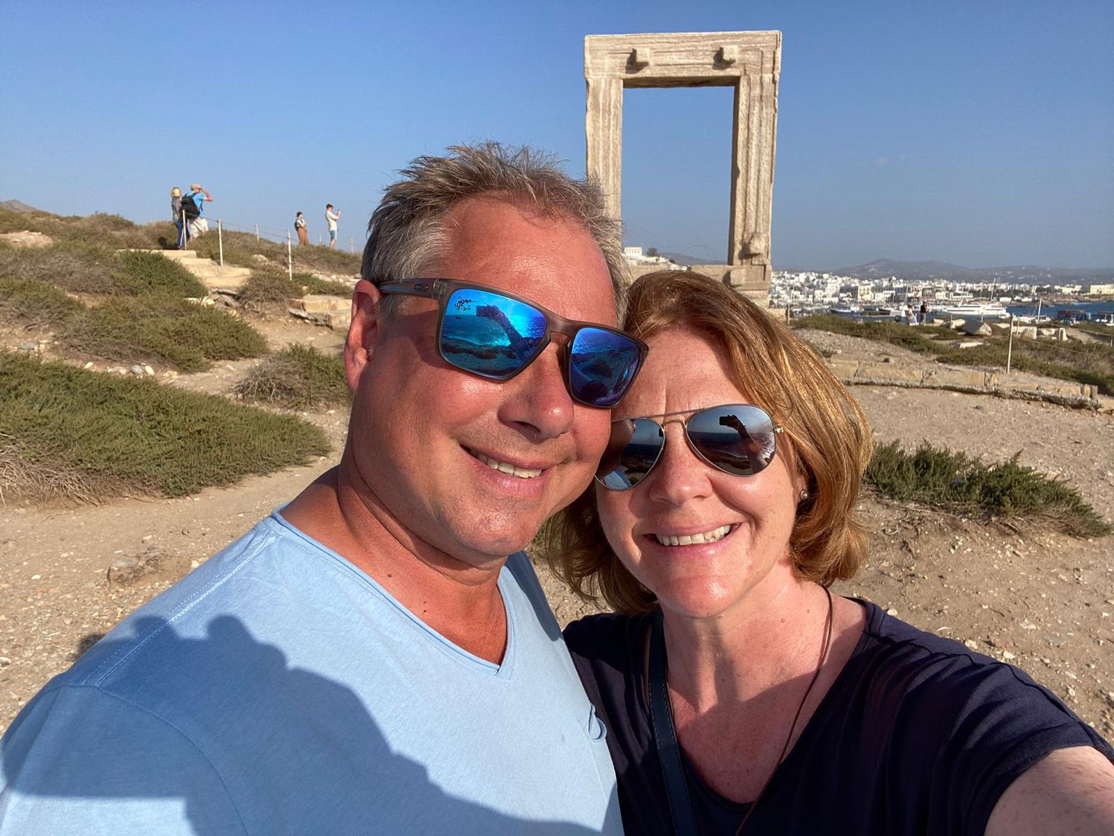 Anke Steinborn vor dem Tor der Portara Naxos Stadt