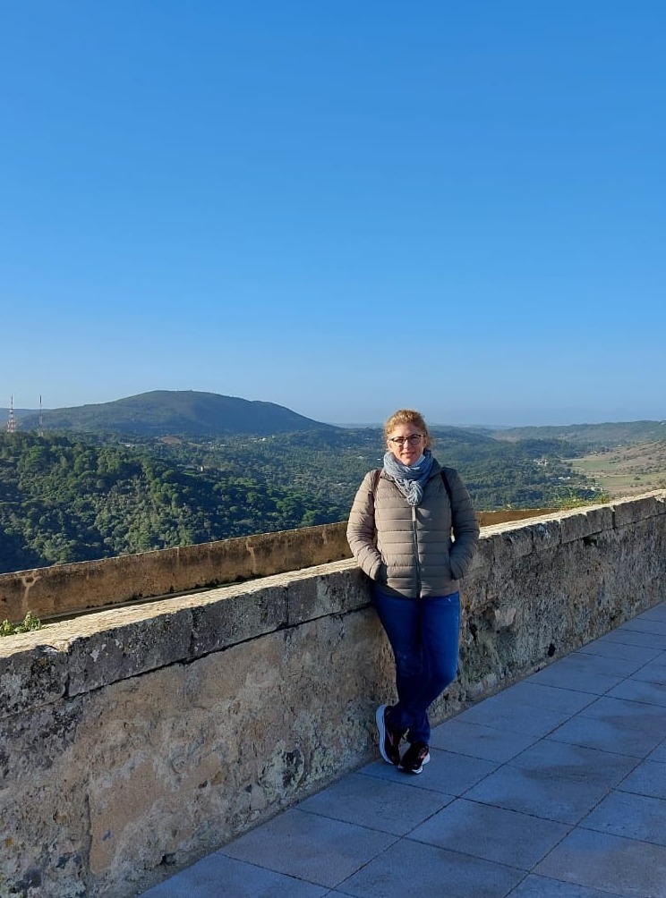 Inga Mortsiefer auf der Burgmauer Setubal Portugal mit weitem Ausblick