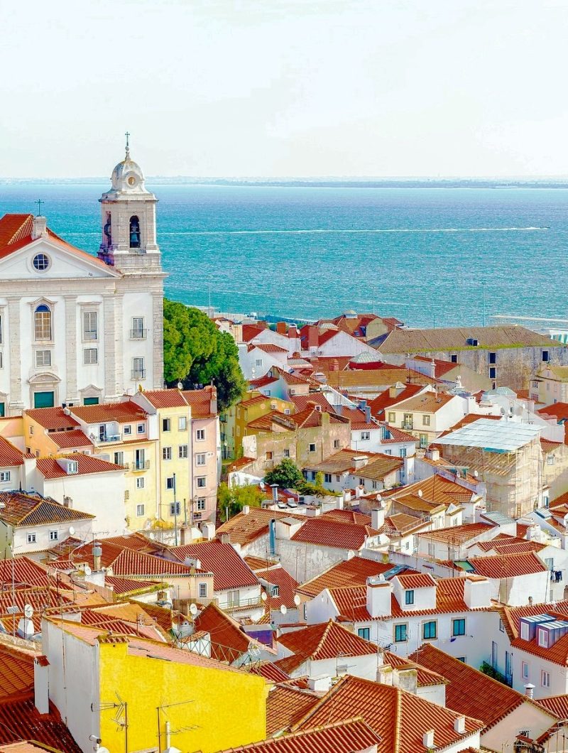 Lissabon Blick von einem der sieben Hügel auf die Altstadt und das Meer