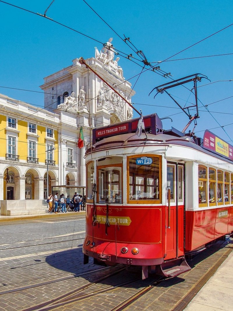 Lissabon Straßenbahn im Stadtteil Alfama