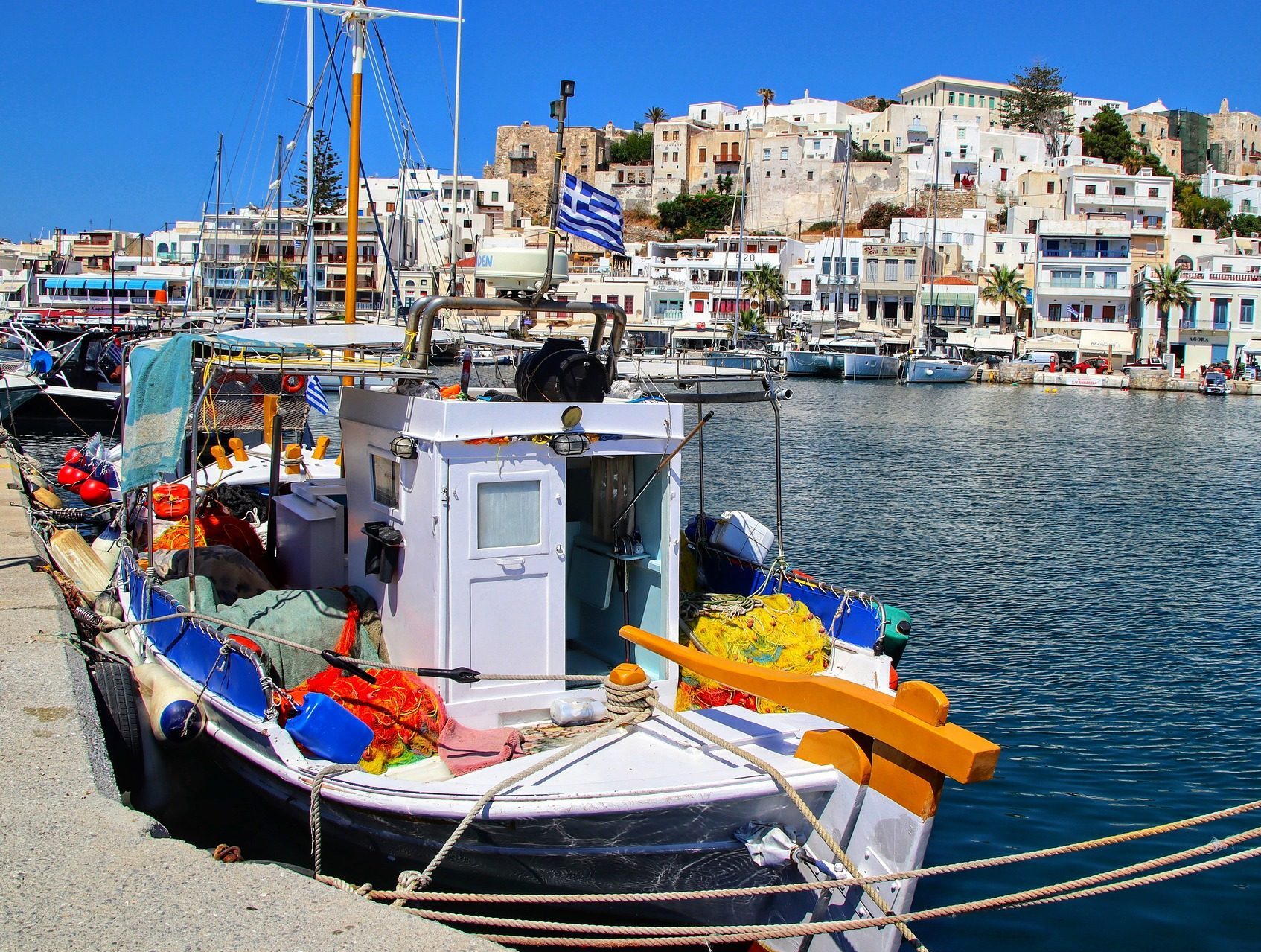 Buntes Fischerboot im Hafen von Naxos Stadt Griechenland